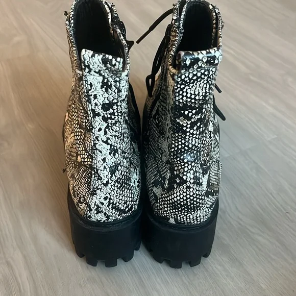 Snake skin boots - Picture 4 of 4